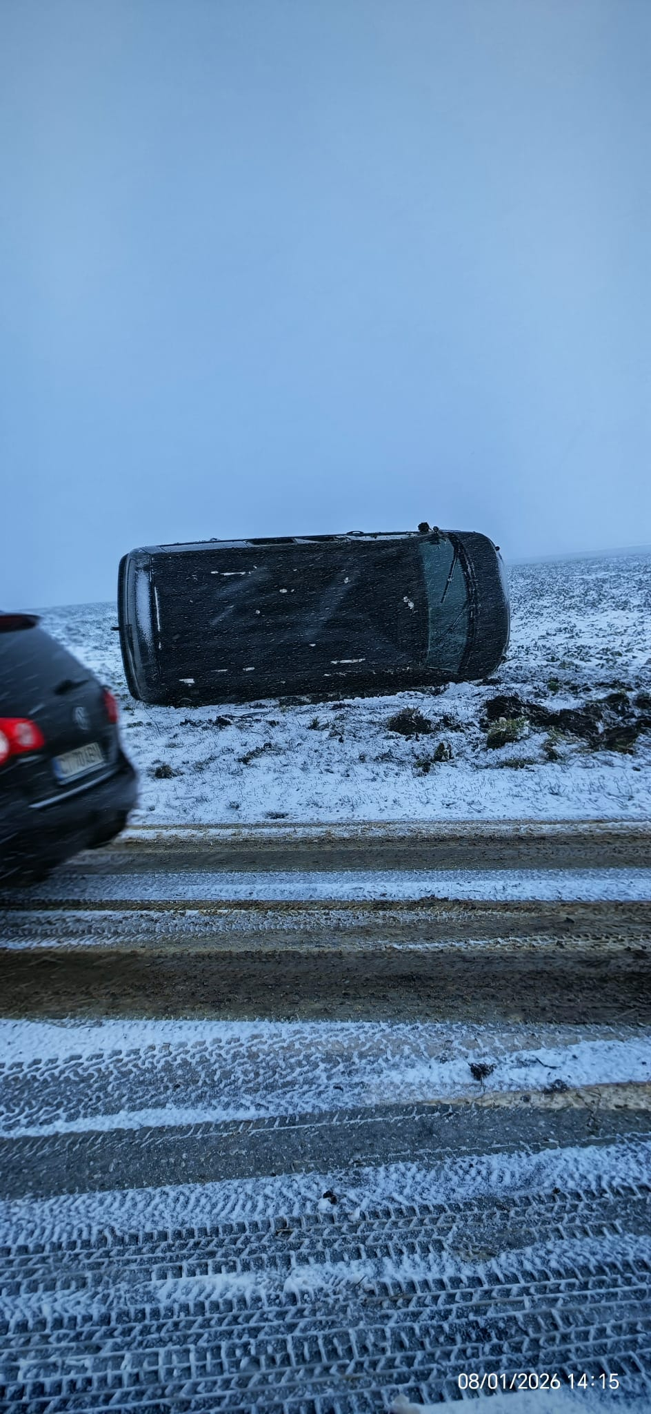 O familie s-a răsturnat cu mașina, la întoarcerea din vacanță