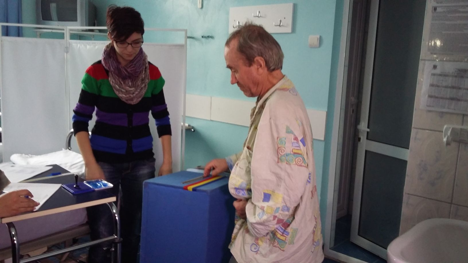 Pacienţii de la Judeţean au votat cu urna mobilă