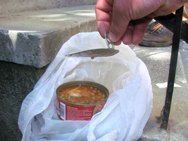 Surpriza din conserva unui gălăţean: "Am crezut că este un vierme!"