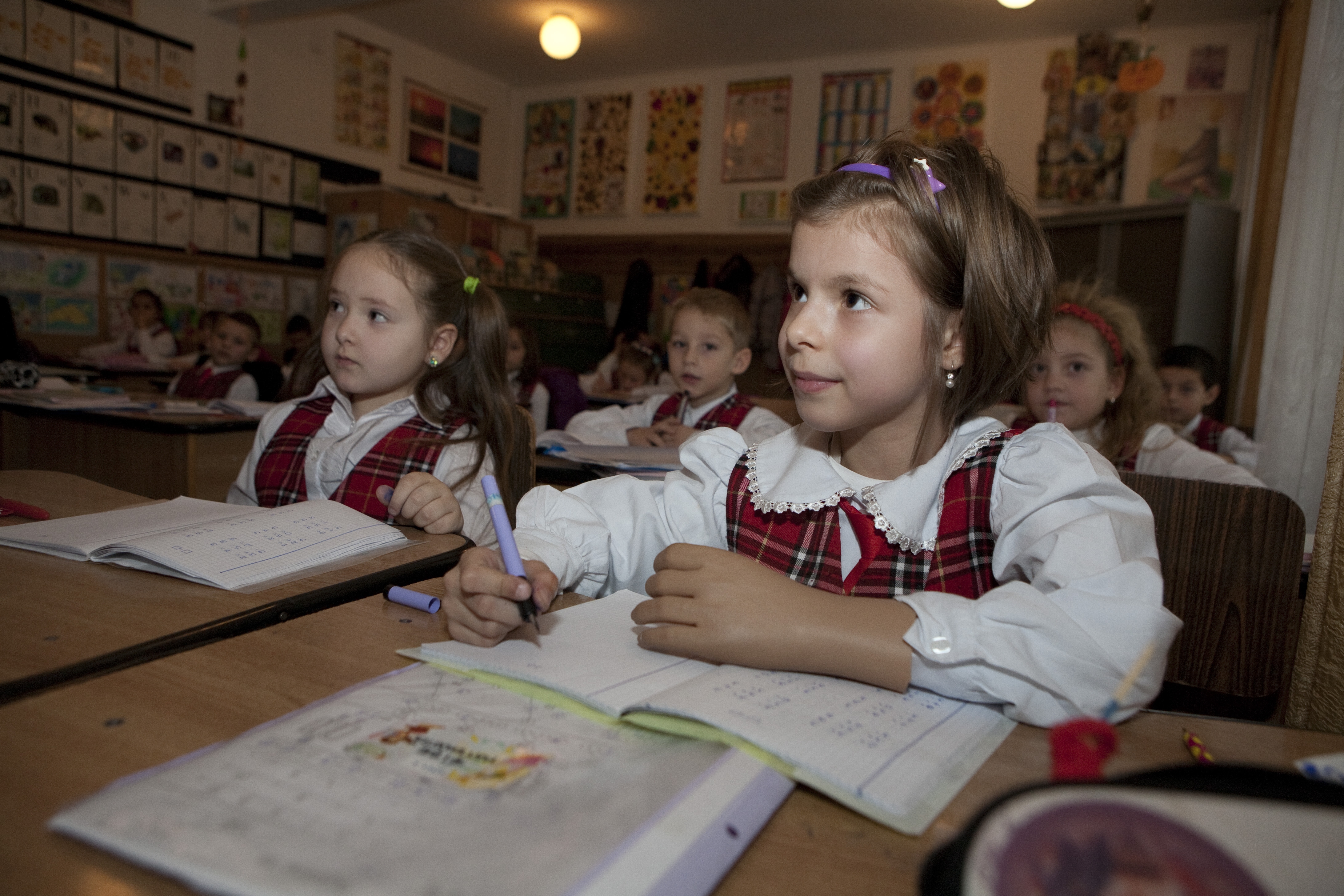 Copilul care se luptă cu propriul destin: Micuţa pianistă cu o singură mânuţă