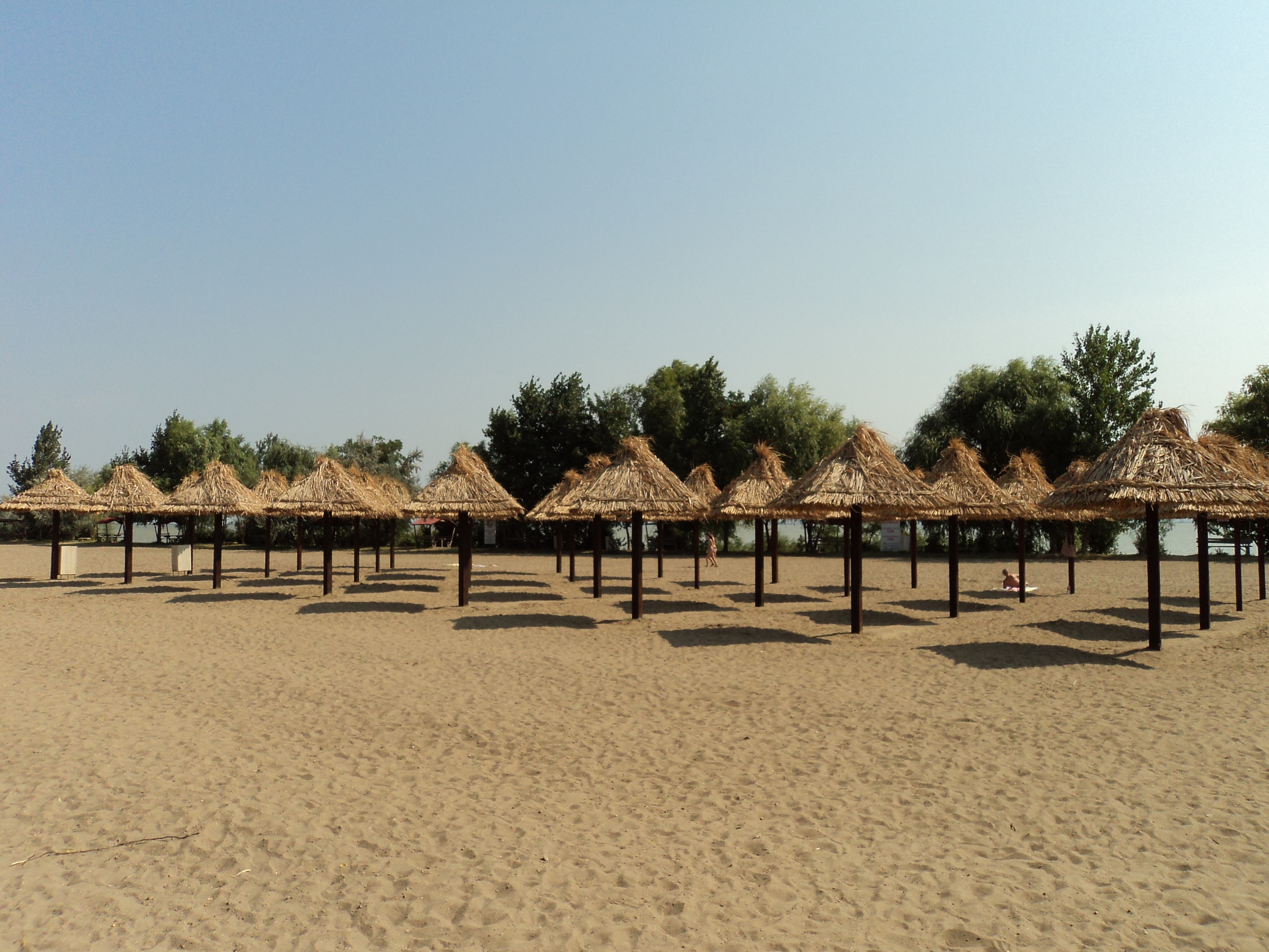 GALERIE FOTO / Cât costă o zi de relaxare la Plaja Brateş