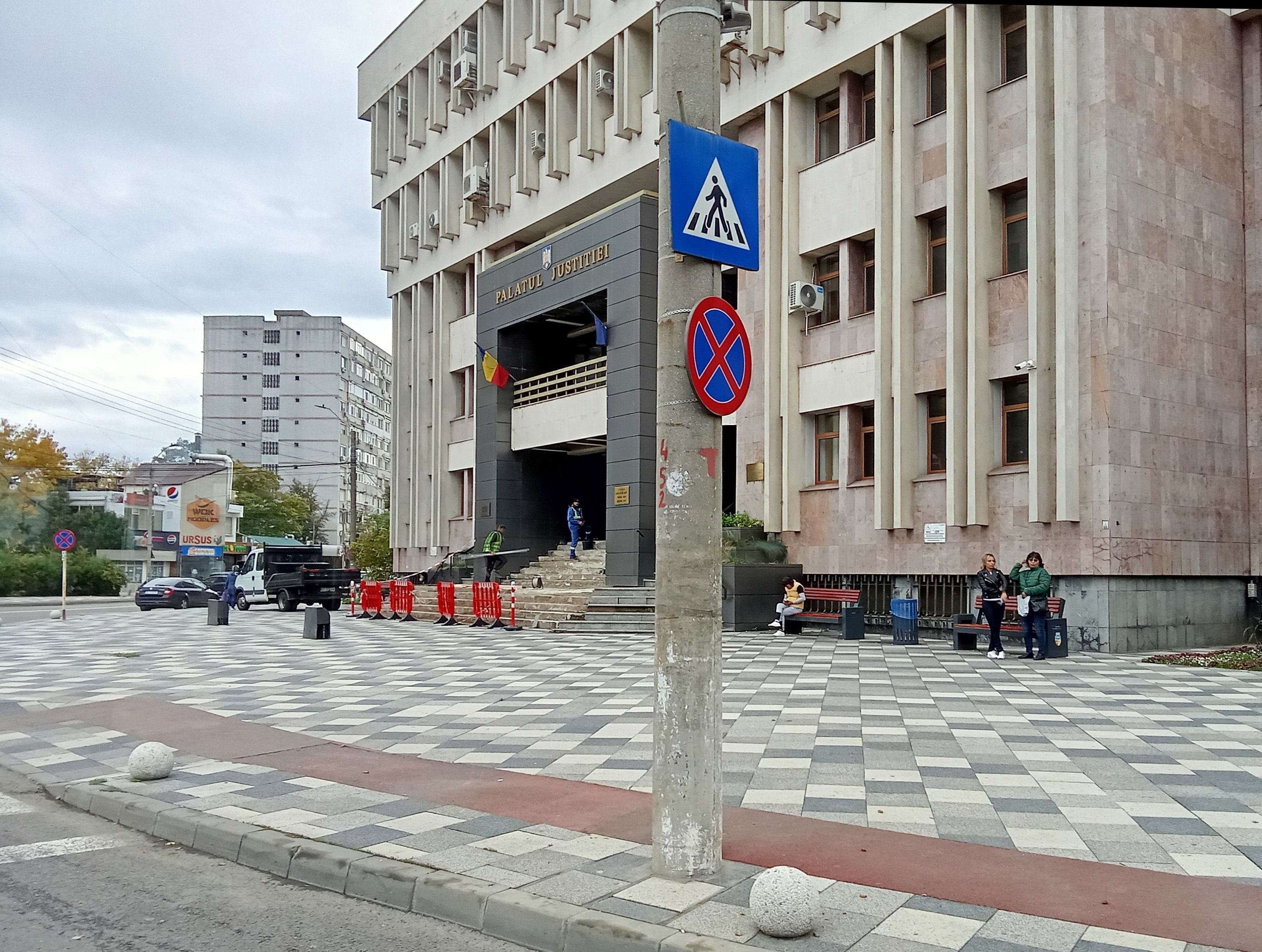 Poza zilei. Și treptele Justiției au nevoie de reparații