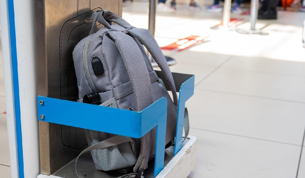 Bonusuri pentru angajații care găsesc bagaje de mână supradimensionate