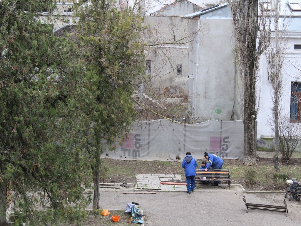 Primeniri de primăvară/ Ecosal s-a apucat de curăţenie şi reparat bănci