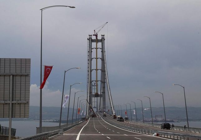 Pod uriaş peste golful Izmit