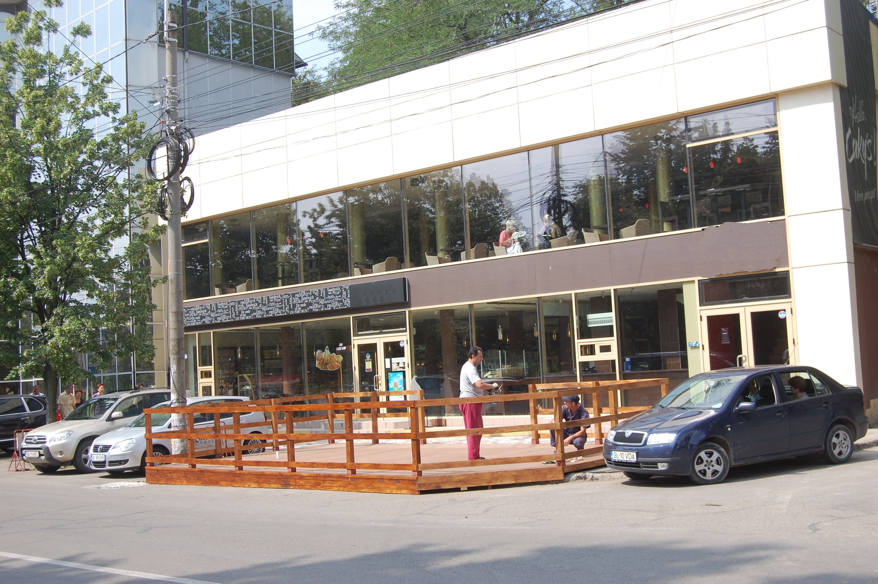 Situaţie incredibilă pe cel mai important bulevard din Galaţi/ O parcare a fost transformată peste noapte în cârciumă