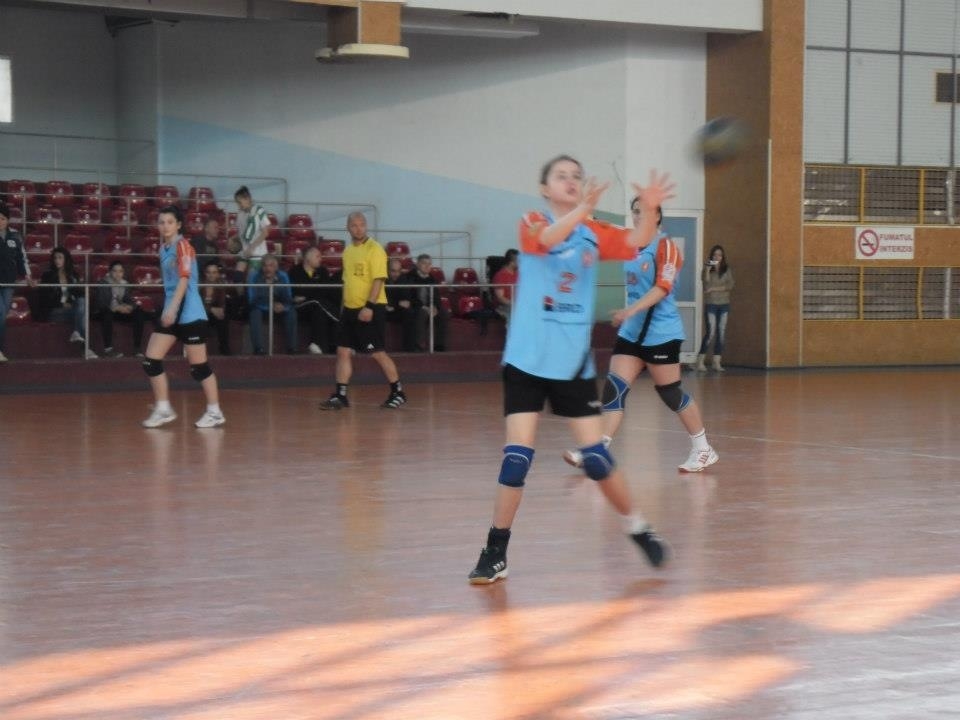 Scandal în handbalul juvenil gălăţean: S-a dat cu pumnul în arbitrul derbiului local