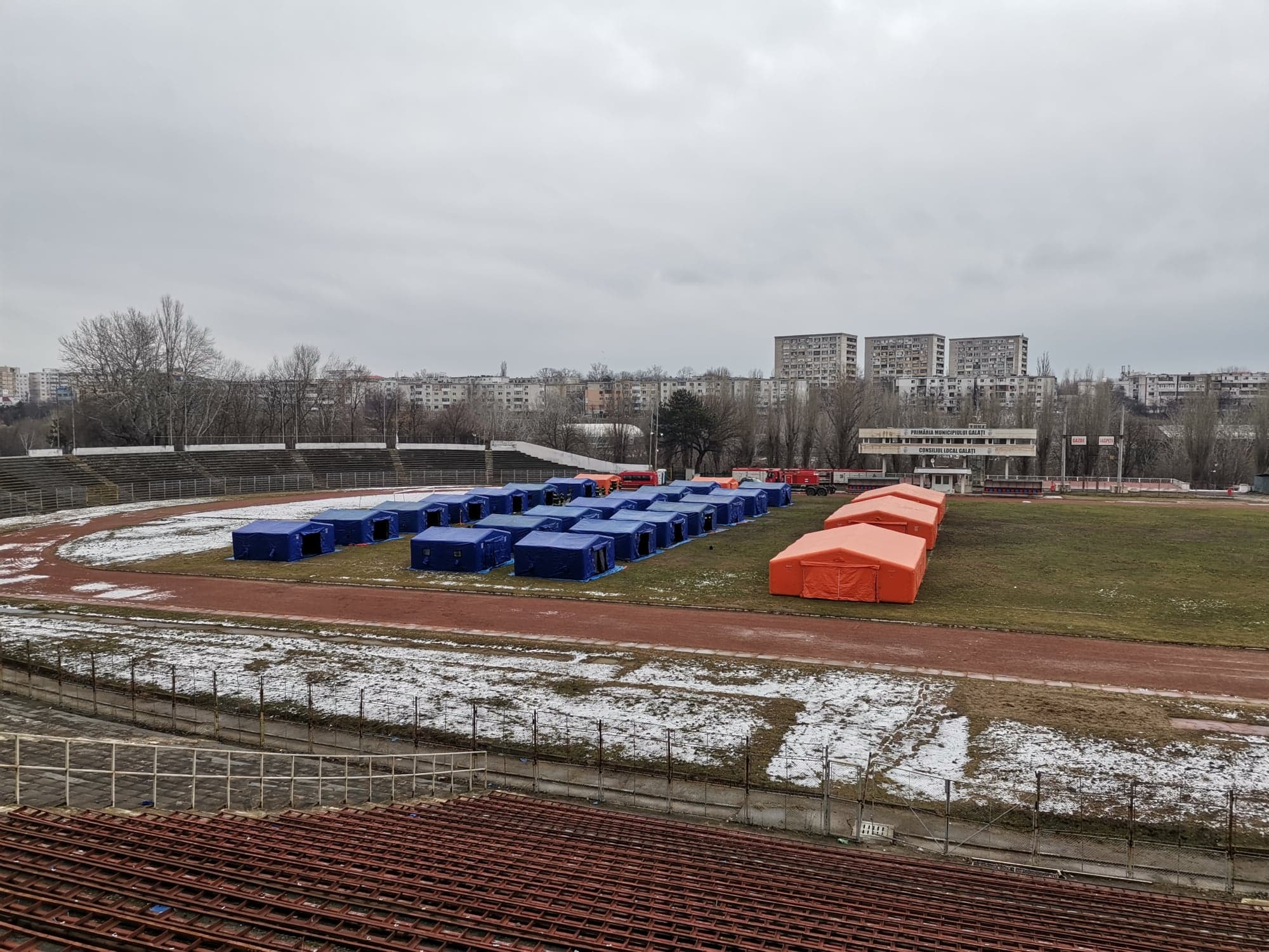 Se mărește capacitatea de cazare a refugiaților în Galați. Două baze sportive, puse la bătaie