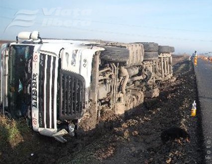 Camion răsturnat la Schela 