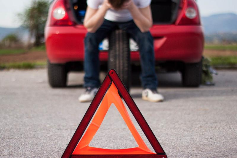 Beat și fără permis, a luat o mașină din vulcanizare