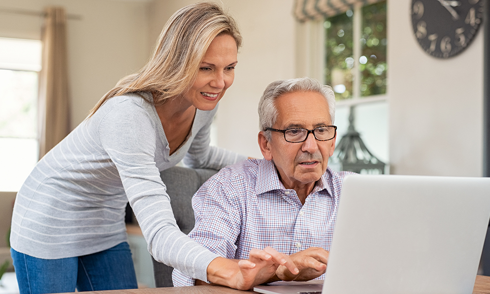 Seniorii gălățeni descoperă secretele aplicației WhatsApp