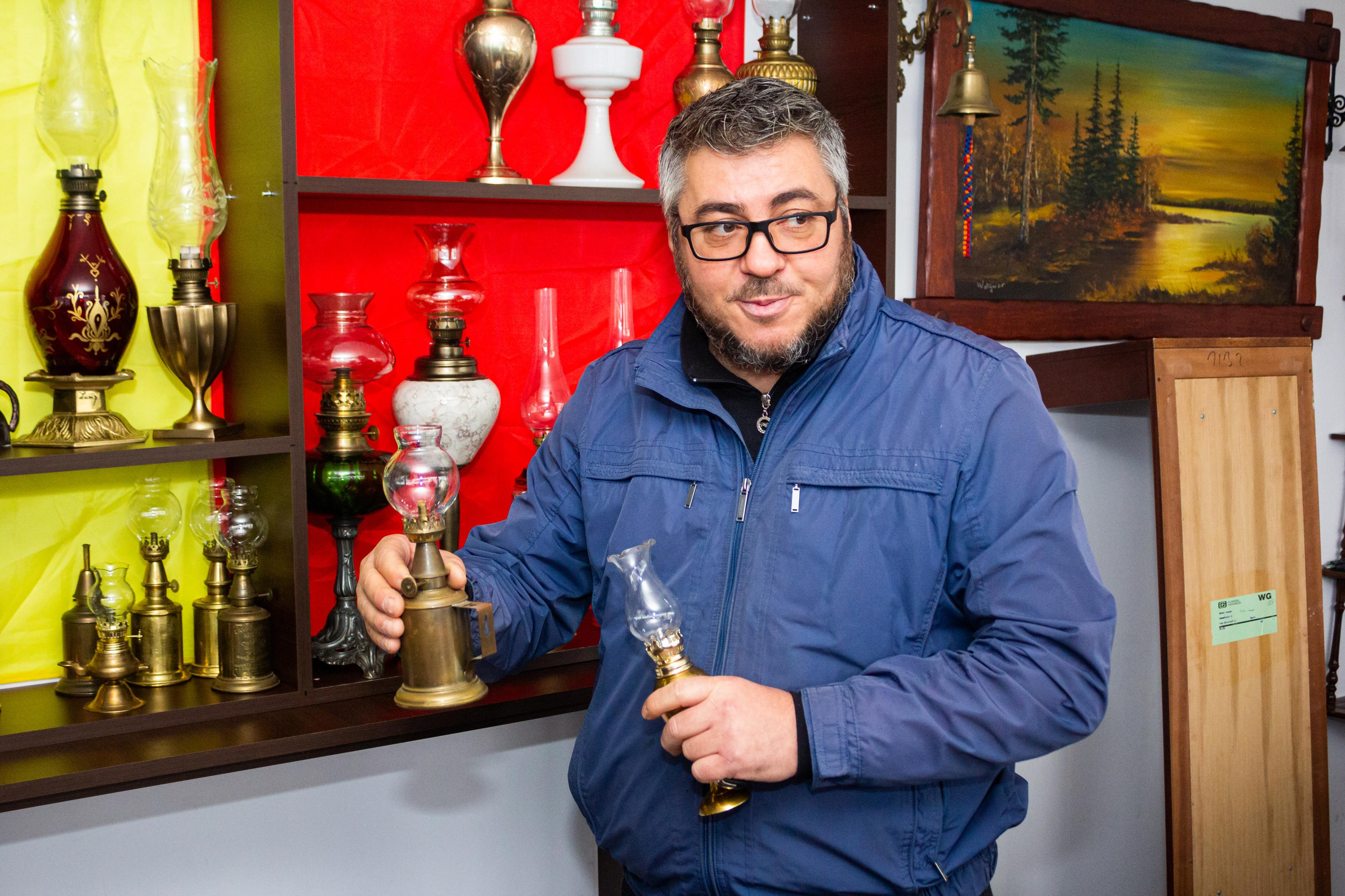 Geniul lămpilor din Galaţi, un veşnic îndrăgostit de România (FOTO)