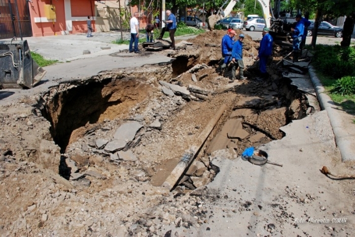 SURPĂRILE din Galaţi sunt minciună pe lângă MEGA-CRATERUL din Brăila