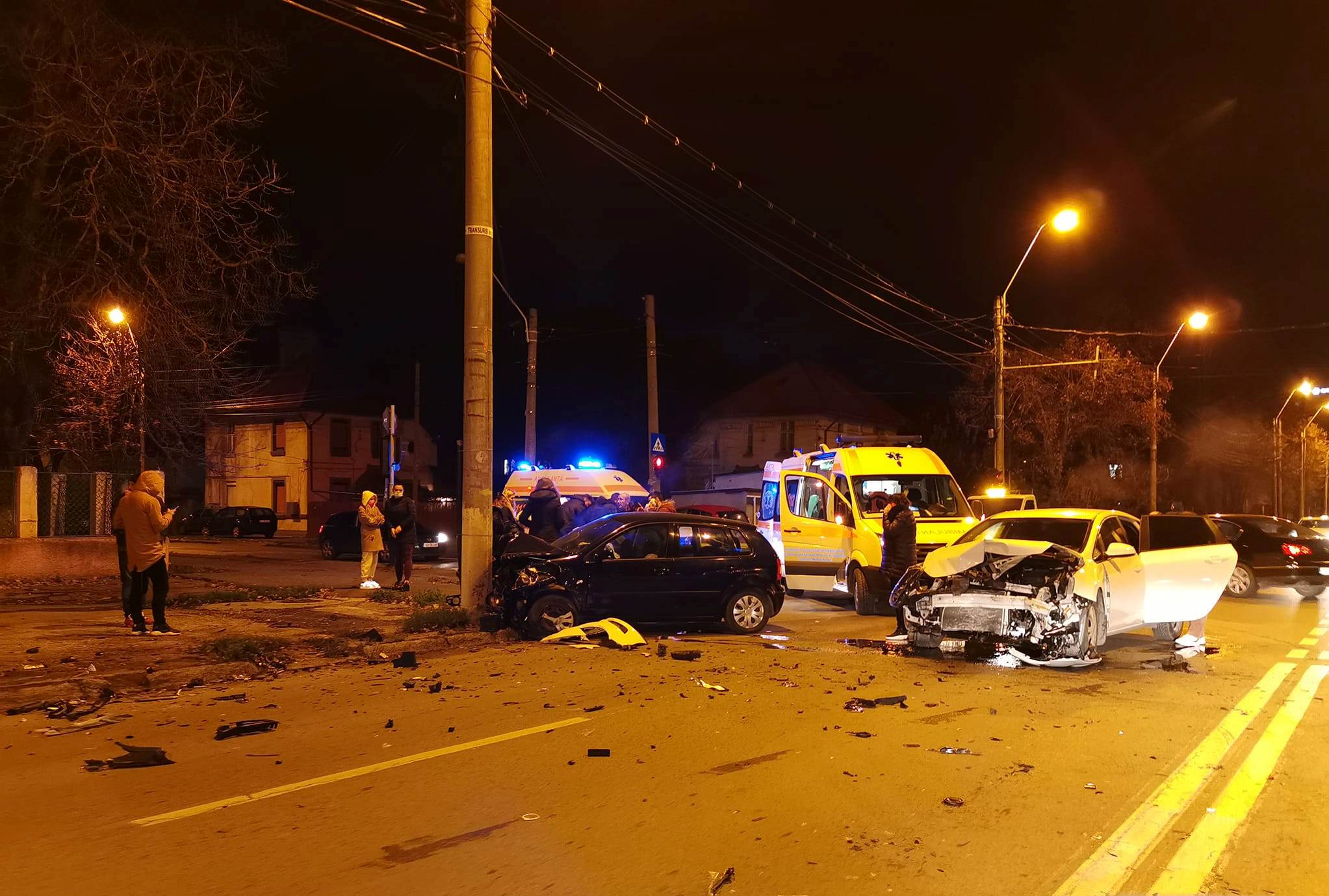 Trei tineri, răniți într-un accident la Liceul CFR