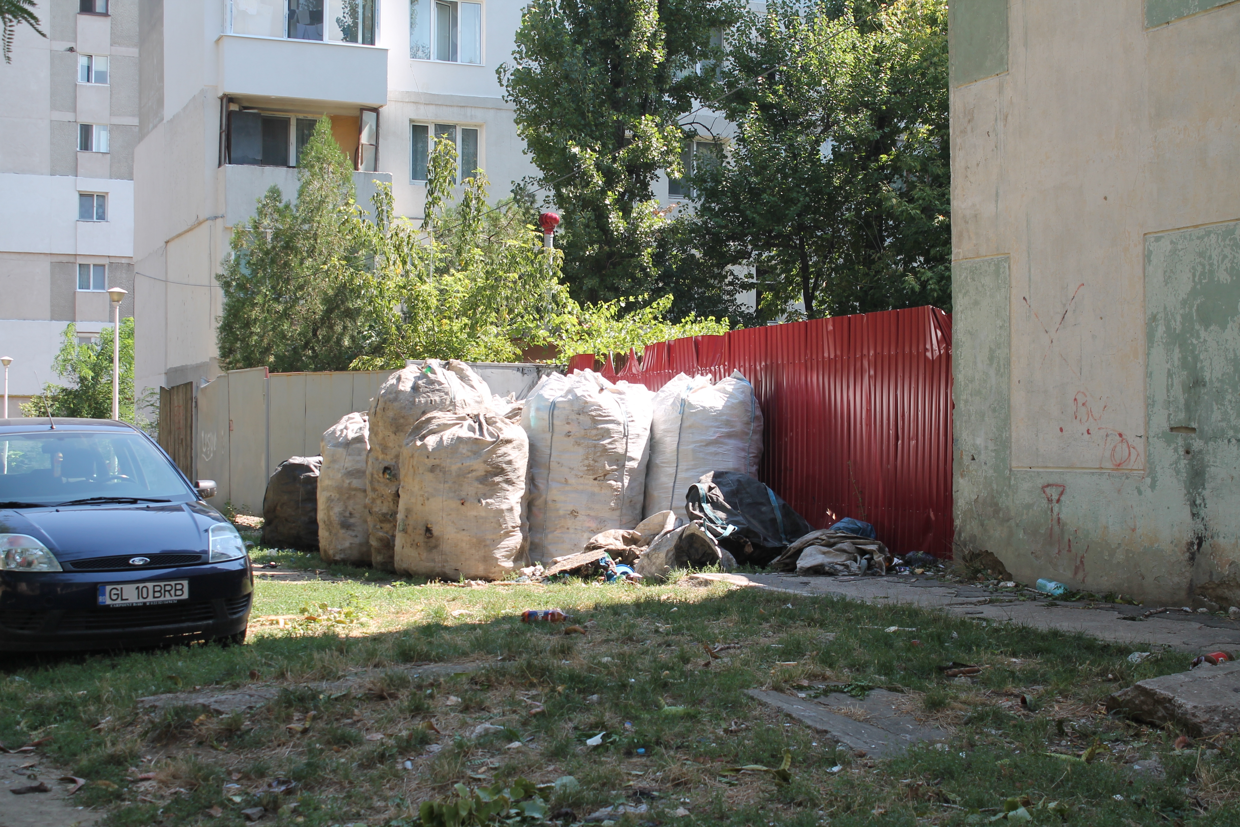 (FOTO) După blocurile gri... stau munţii de GUNOAIE