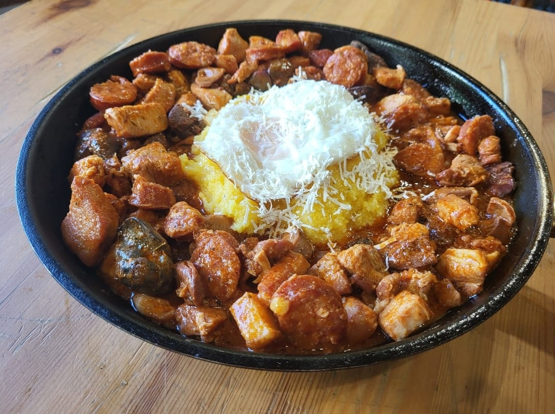 Tochitura de porc moldovenească, ideală în orice sezon