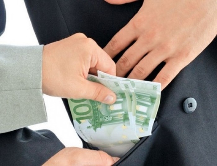 POLIŢIST gălăţean ARESTAT pentru trafic de influenţă. A fost PRINS în timp ce primea MITĂ