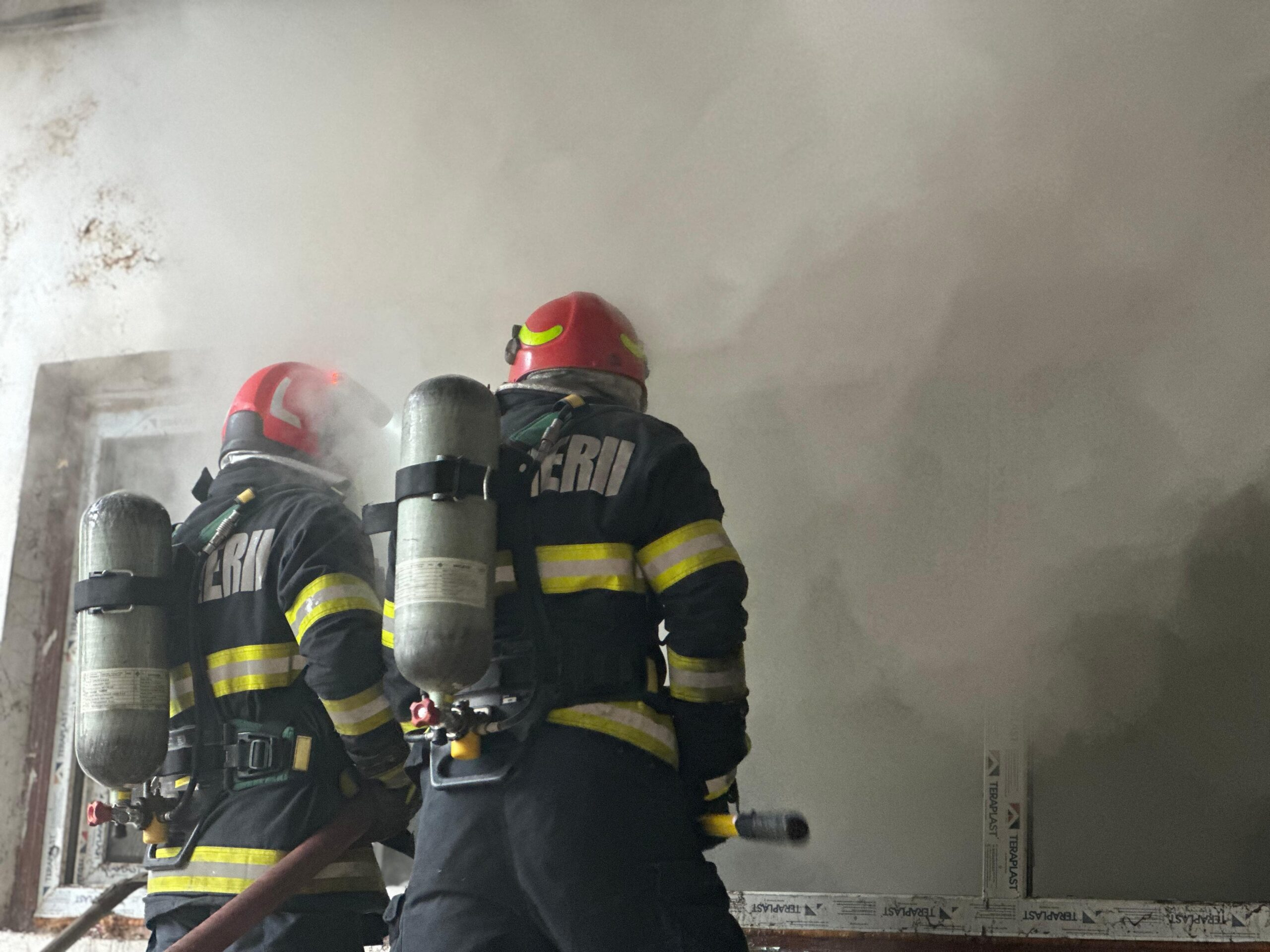 Fabrică de mobilă mistuită de flăcări