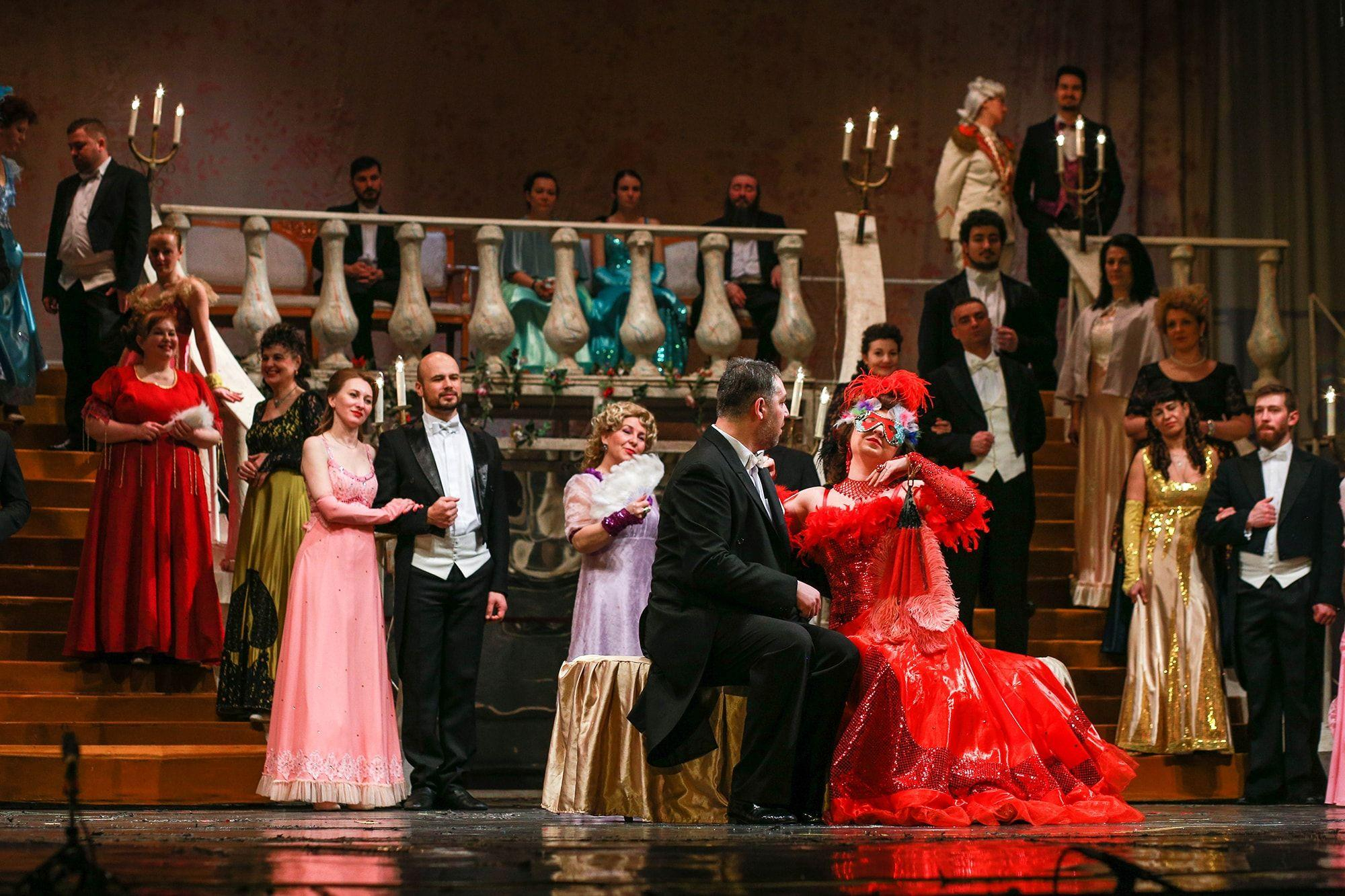 ”Liliacul” - spectacol tradiţional în pragul Anului Nou