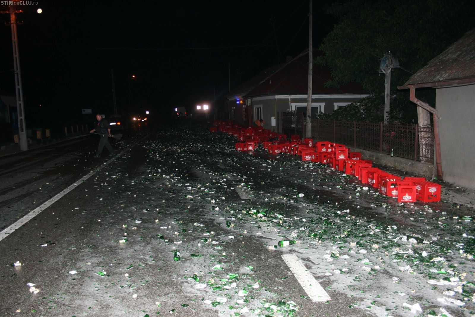 Trafic blocat între localităţile brăilene Lacu Sărat şi Silistraru: Un tir încărcat cu sticle cu bere s-a răsturnat