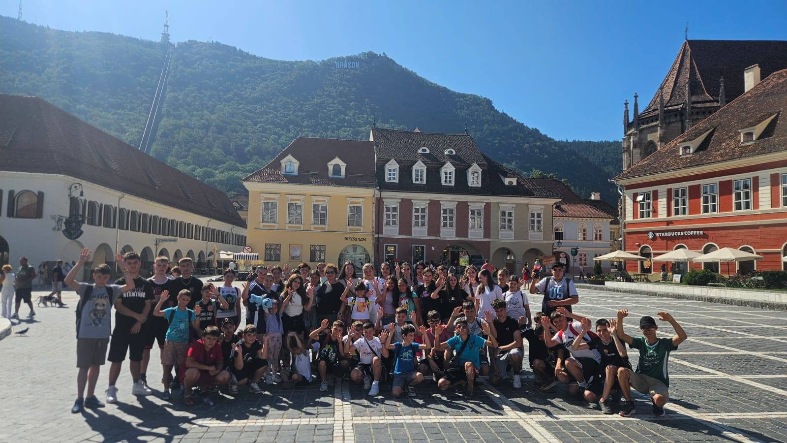 O experienţă montană de neuitat pentru zeci de elevi gălăţeni. Aventură la „Canionul 7 Scări”