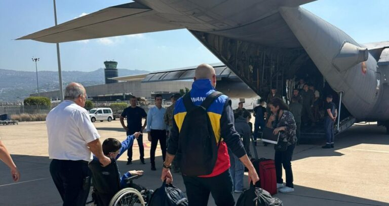 Zeci de români repatriați din Liban