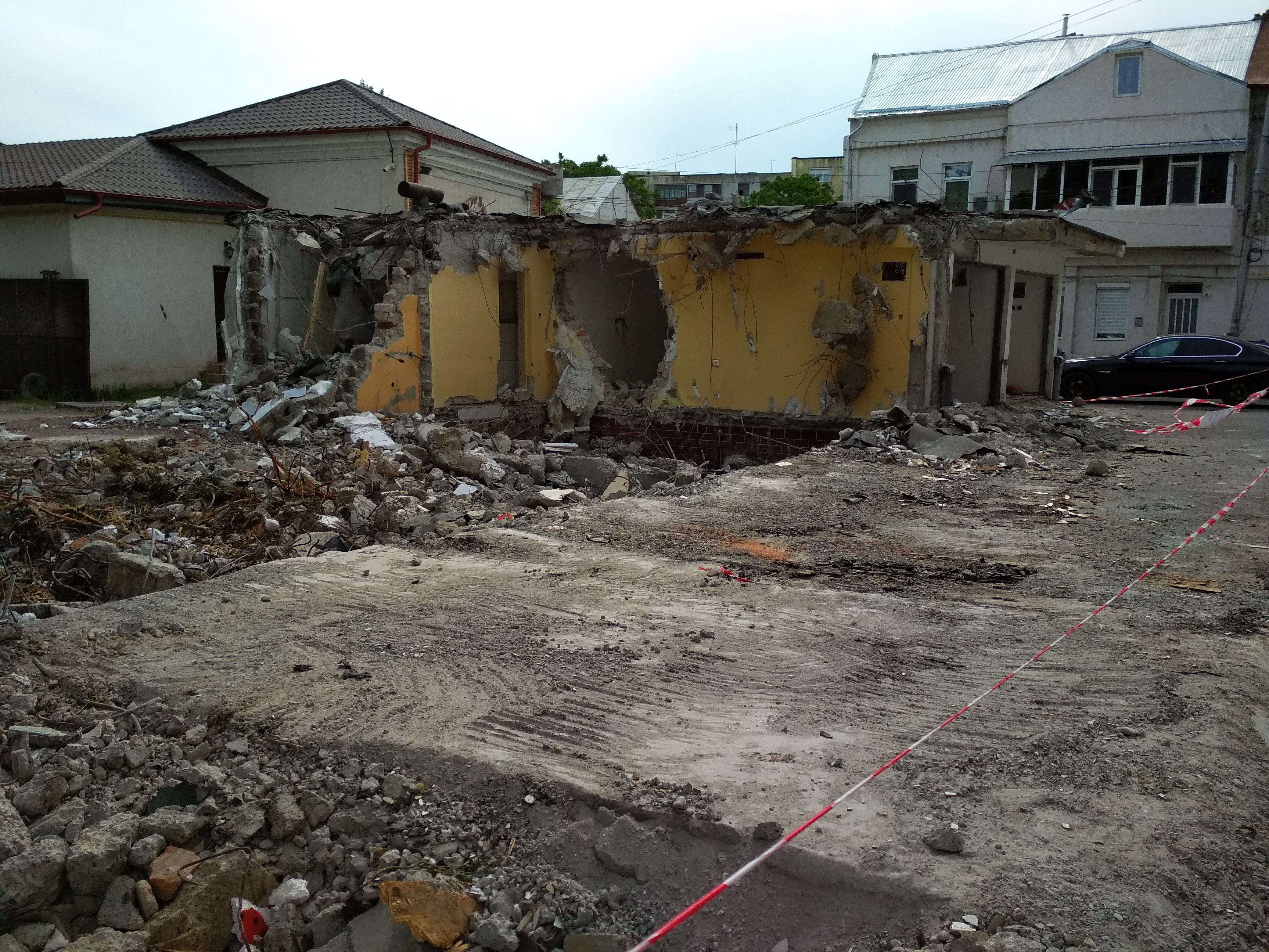 Garaje cu grup sanitar, demolate în Centrul Galaţiului (FOTO)
