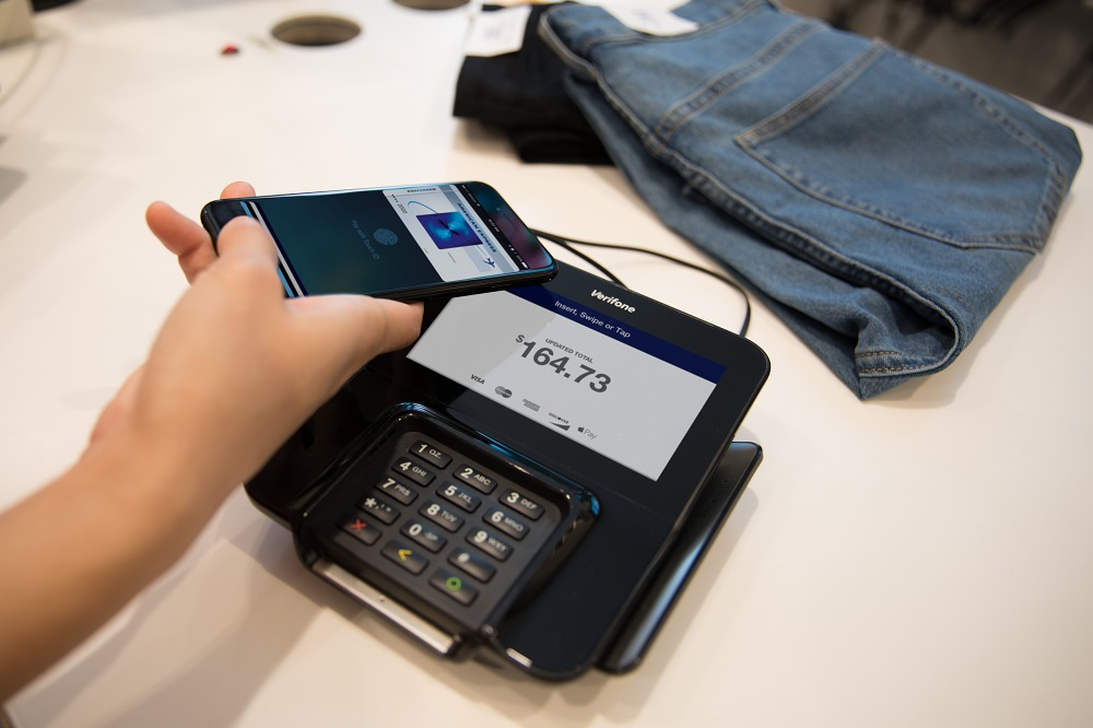 Apple Pay va opera jumătate din plăţile cu telefonul