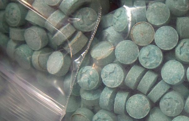 TRAFICANŢI DE DROGURI trimişi după gratii. Vindeau ECSTASY în cluburi