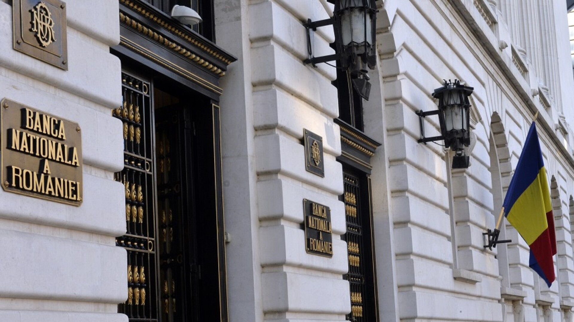 BNR a cheltuit 2 miliarde de euro pentru a menține euro sub 5 lei