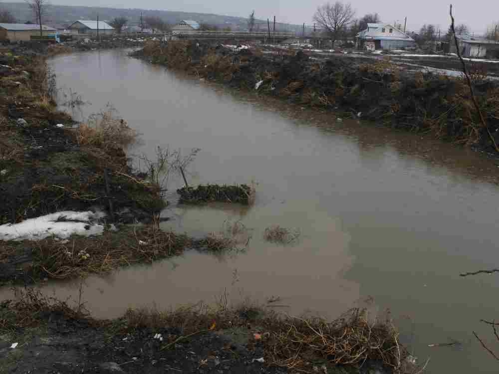 PANICĂ în comunele gălățene lovite de INUNDAȚII. Localnicii din Cuza Vodă au făcut de "planton" la pârâu