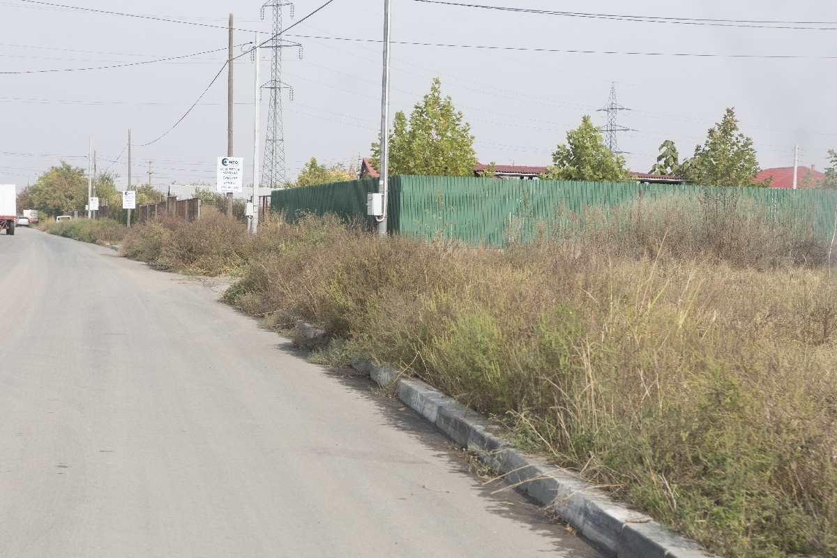 Cartier de lux în mizerie. Politicienilor nu le pasă nici măcar de trotuarele lor! (FOTO)