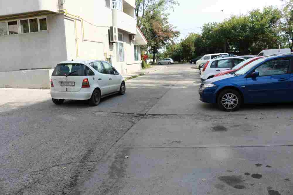 O parcare şi un bloc, în pericol de surpare/ Oamenii aşteaptă intervenţia autorităţilor (FOTO)