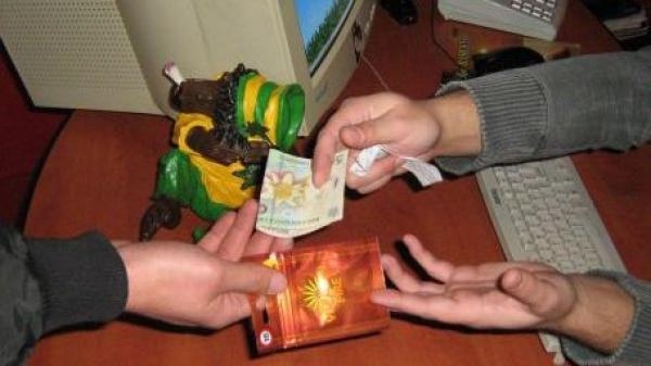 Pericol sub tejghea! Vezi ce a păţit un tânăr după ce a luat prafuri de la sex-shop!