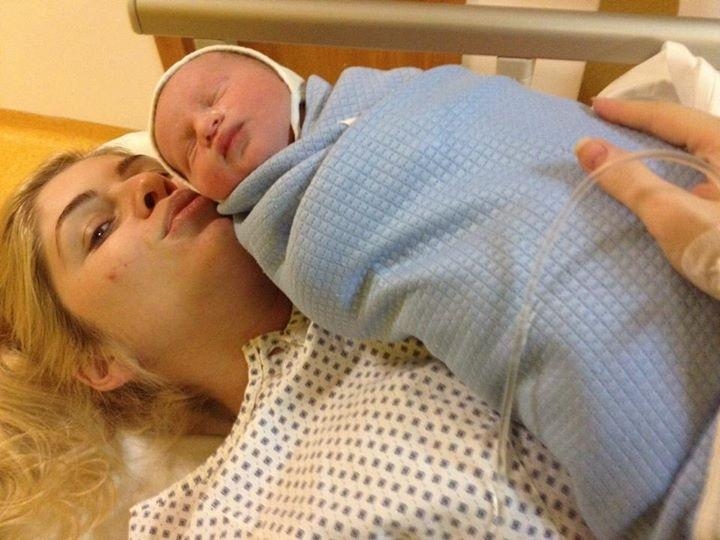 Tăticul Giurgiu şi-a văzut juniorul doar pe internet. Fericitul eveniment l-a prins în cantonament