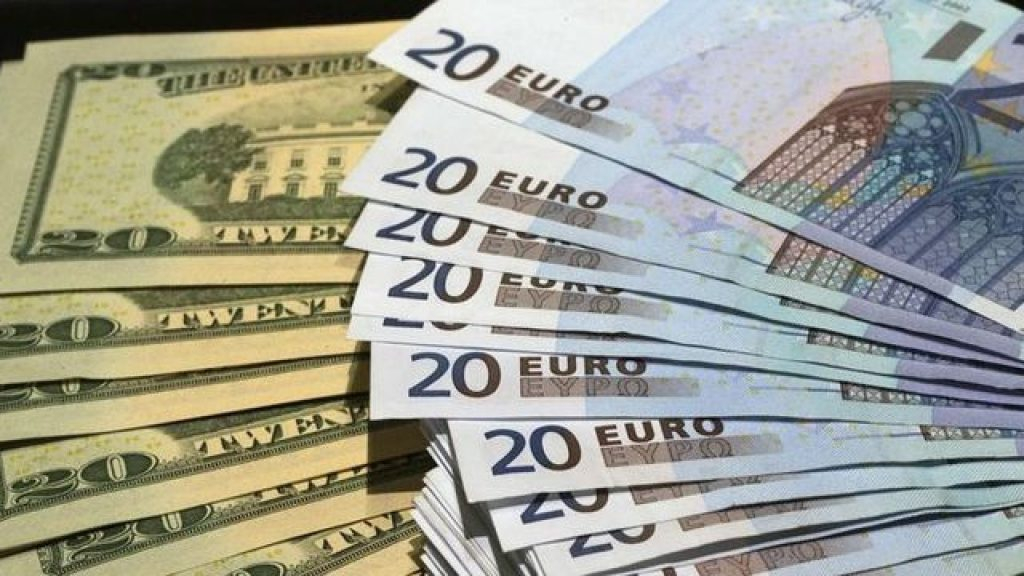 Euro a scăzut până aproape de 5,08 lei