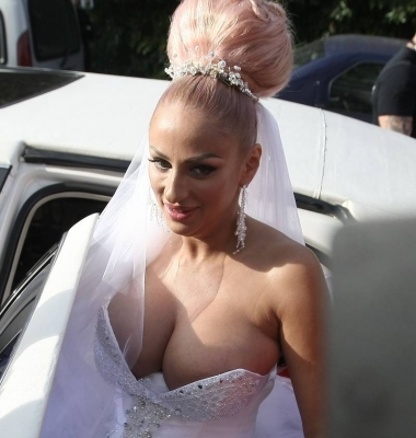 Sânzi şi Ana s-au măritat! Sutien de piatră!