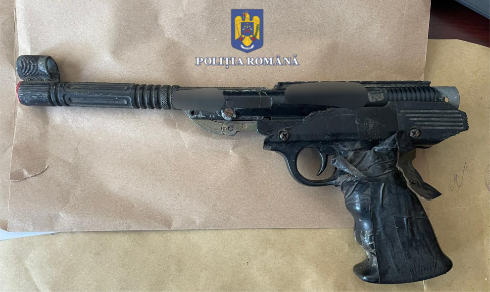 Percheziții în casele unui deținător ilegal de arme