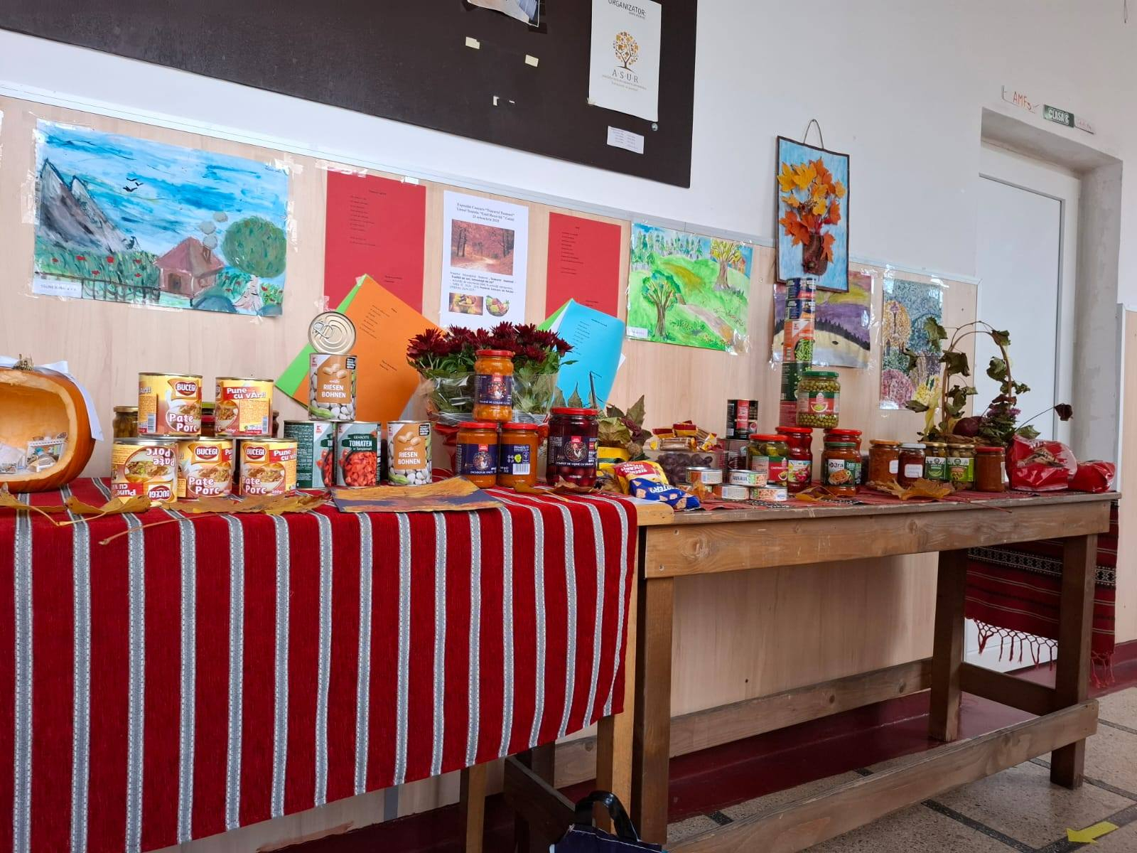 „Tezaurul toamnei”, cu bucurii de la tineri pentru vârstnici