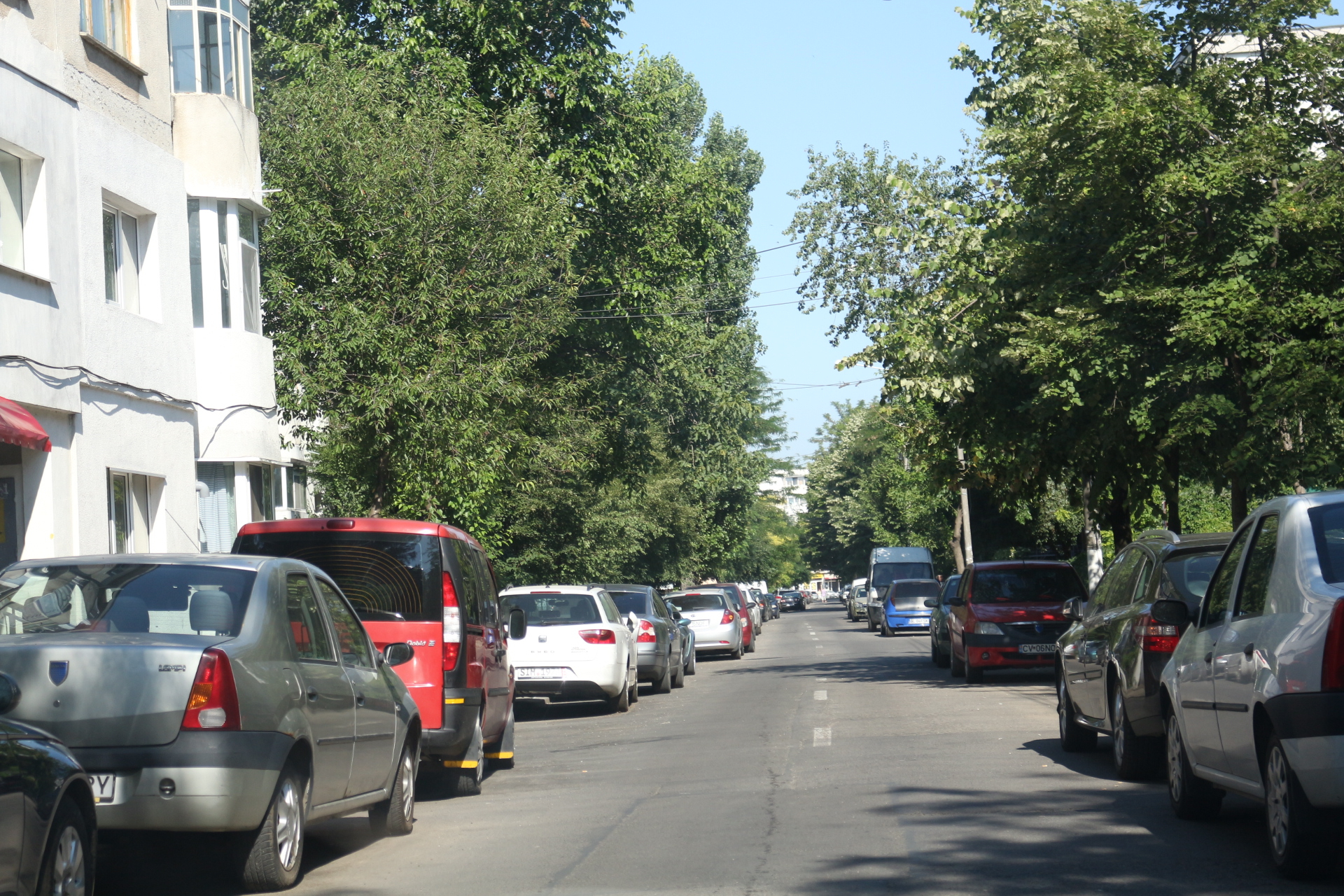 LOCURI DE PARCARE - puţine, maşini - multe. REPORTAJ în cartierul gălățean Sf. Mina