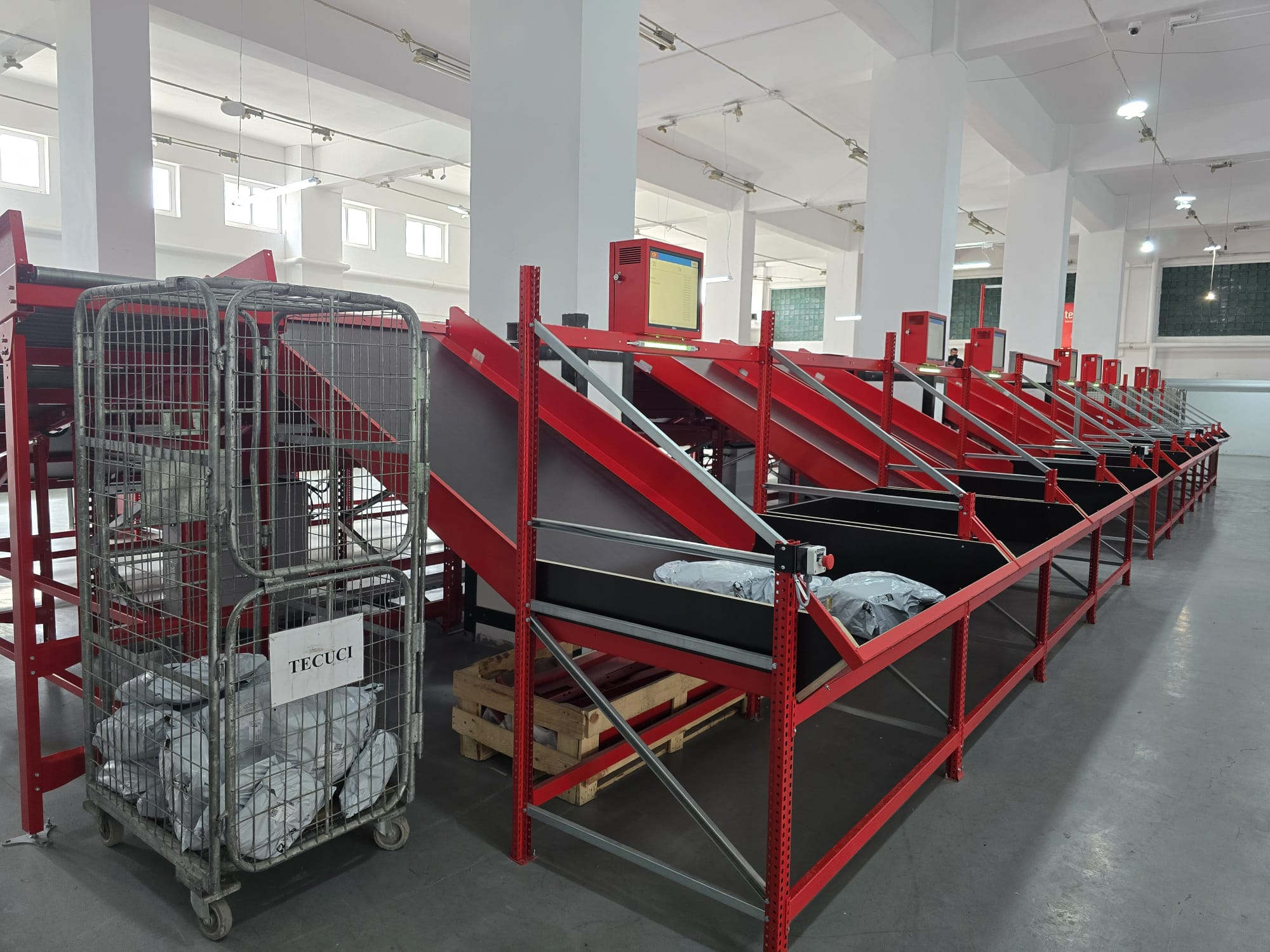 Traficul de colete l-a depășit, în premieră, pe cel de corespondență