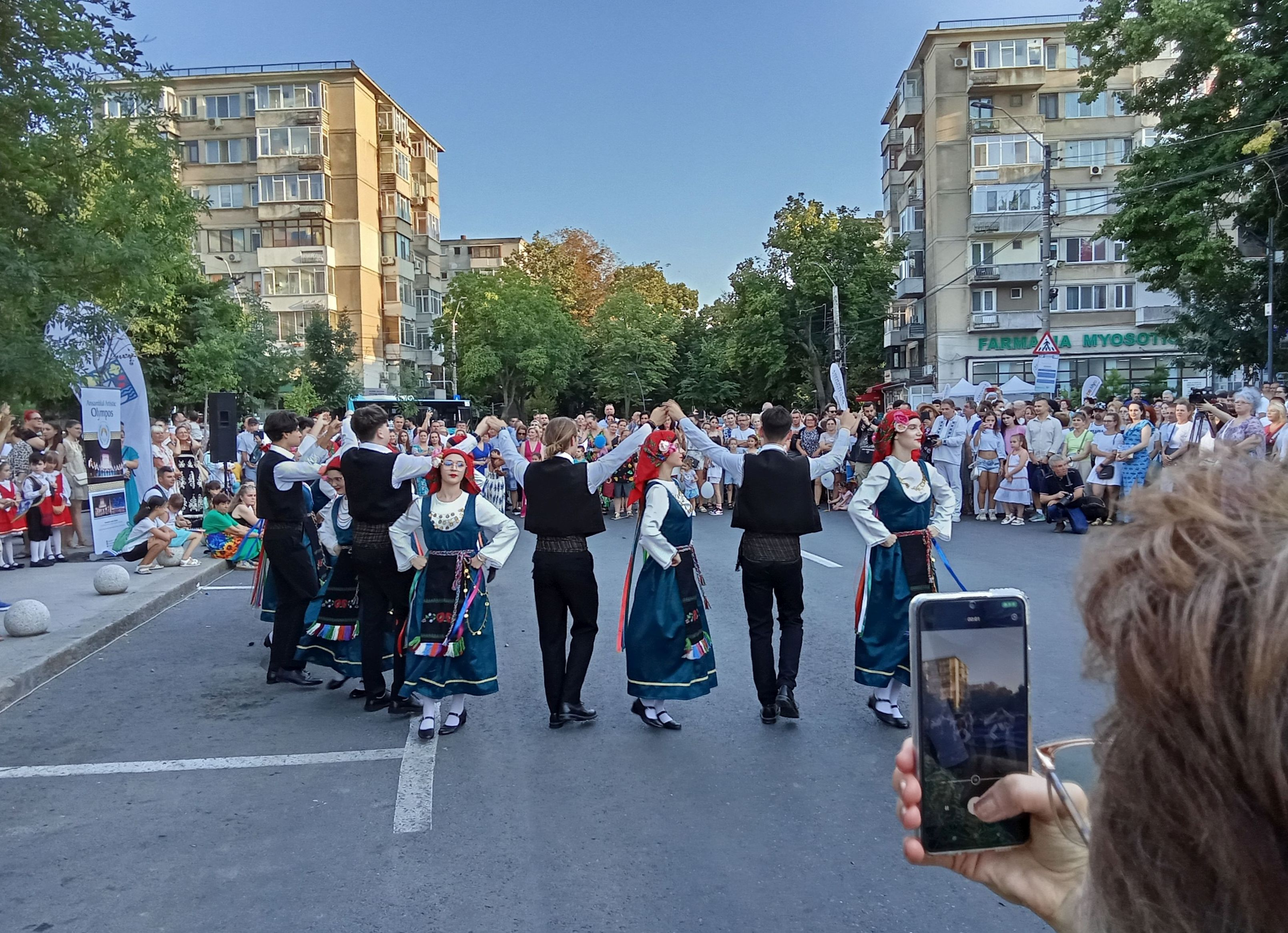 Dansatorii „Olympos” au cucerit publicul. Seară grecească în Centrul Galațiului (FOTO)
