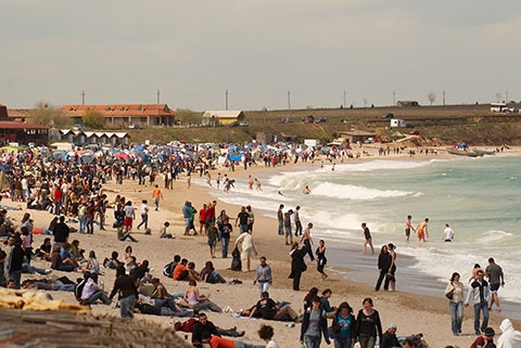 Peste 25.000 de români vor petrece minivacanţa de 1 Mai pe litoral