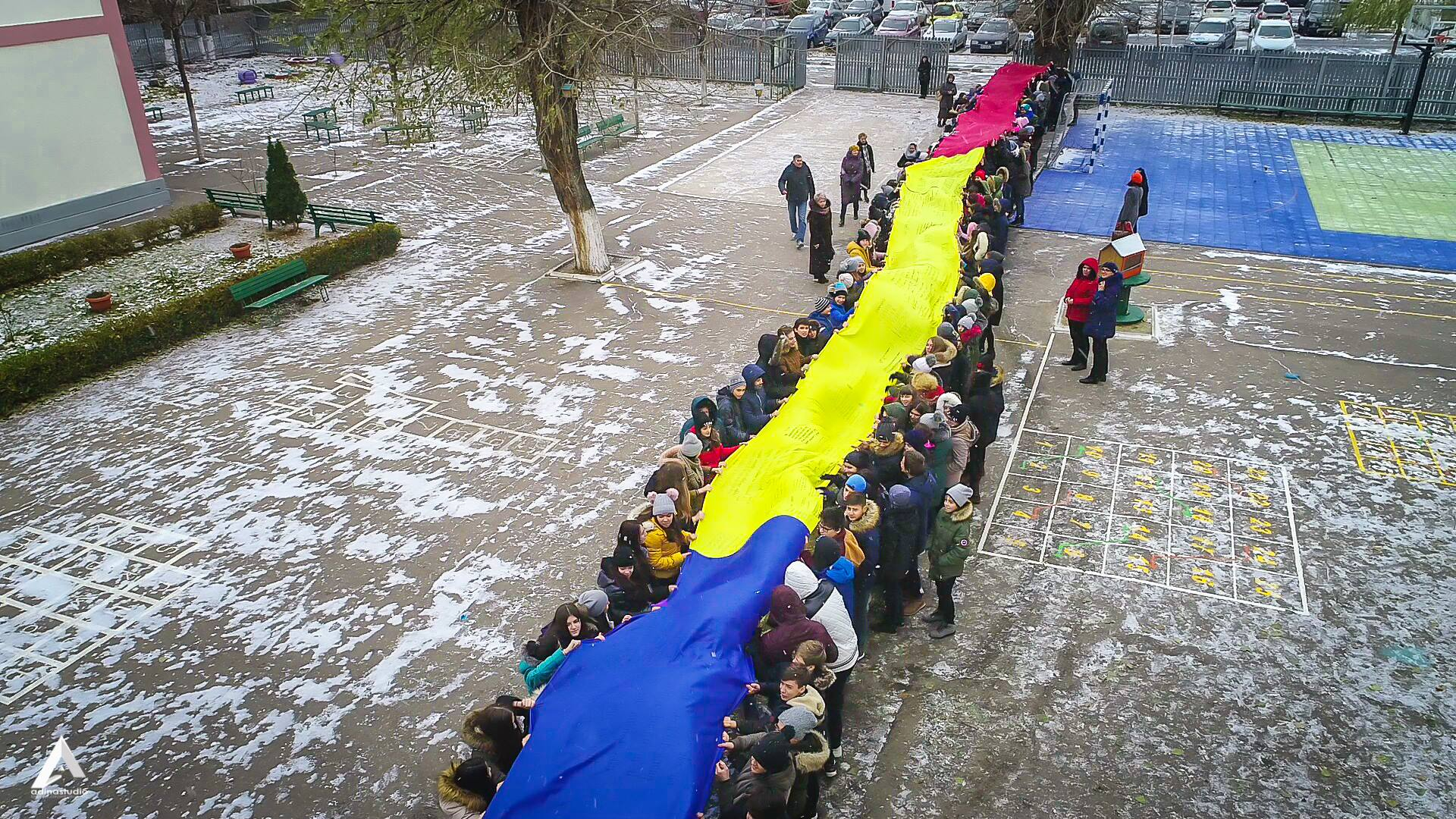 Un val de roşu-galben-albastru a inundat curtea Şcolii Nr. 29