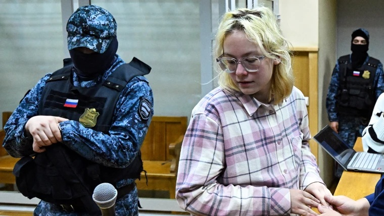 Tinerii arestați pentru că au cântat melodii anti-Kremlin au părăsit Rusia