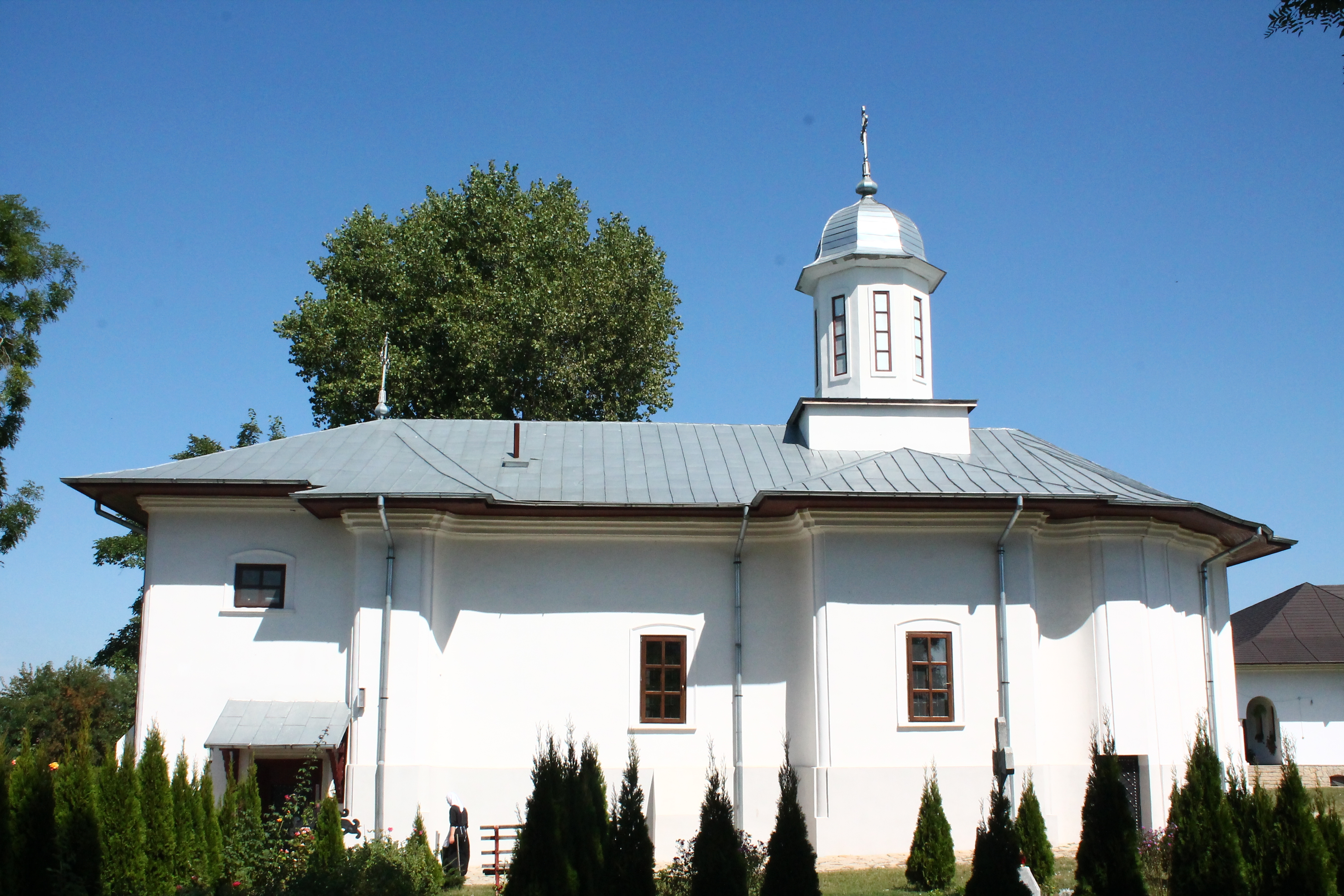 Cum au făcut COMUNIŞTII "Tractorul roşu" în Mănăstirea Adam (FOTO)