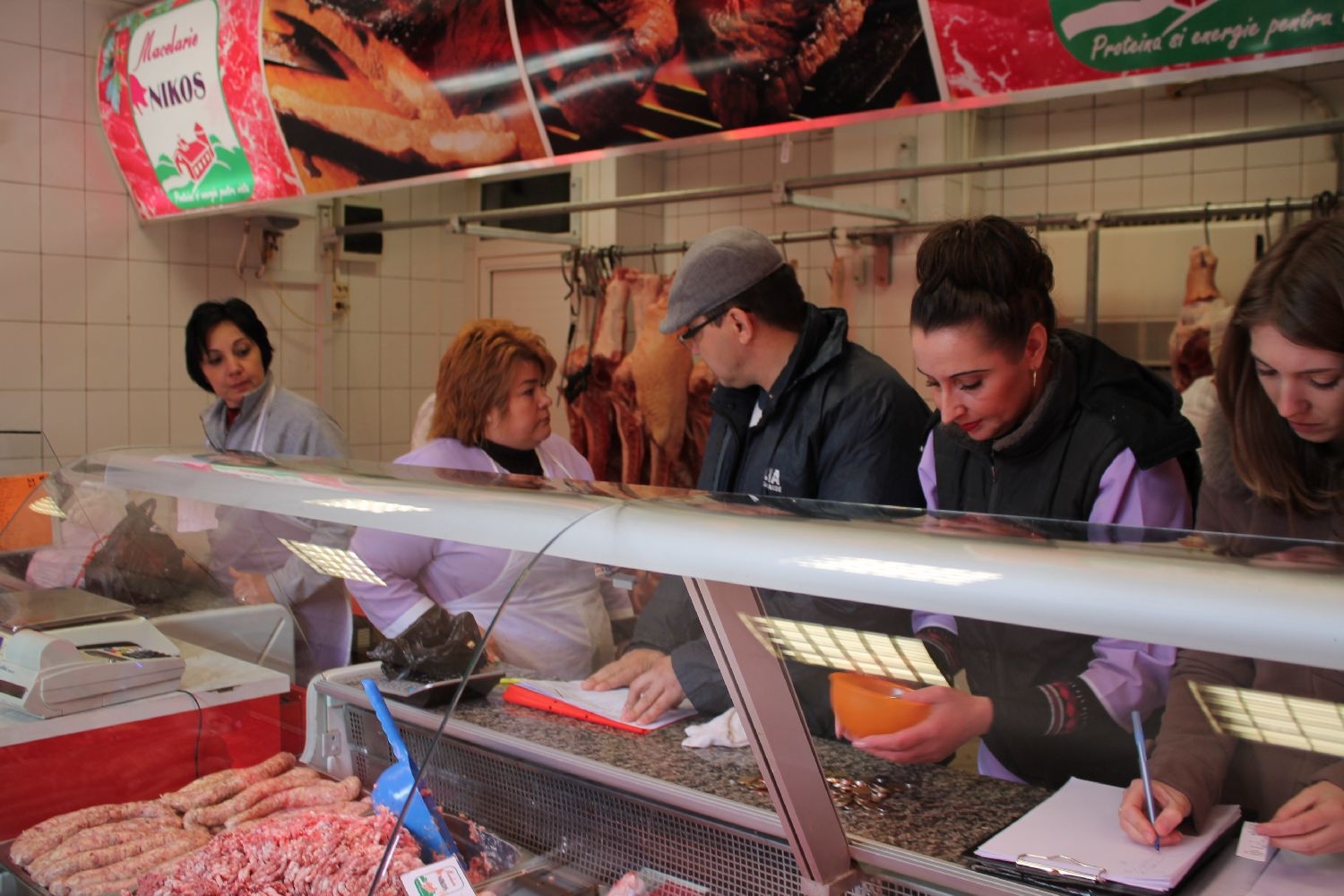 BATJOCURĂ la tejghea în Piaţa din Micro 17. Reacţia clienţilor la DESCINDEREA POLIŢIEI în mai multe MAGAZINE