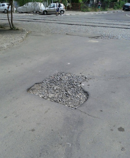 ATENŢIE, ŞOFERI! Încă o stradă din Galaţi, plină de GROPI