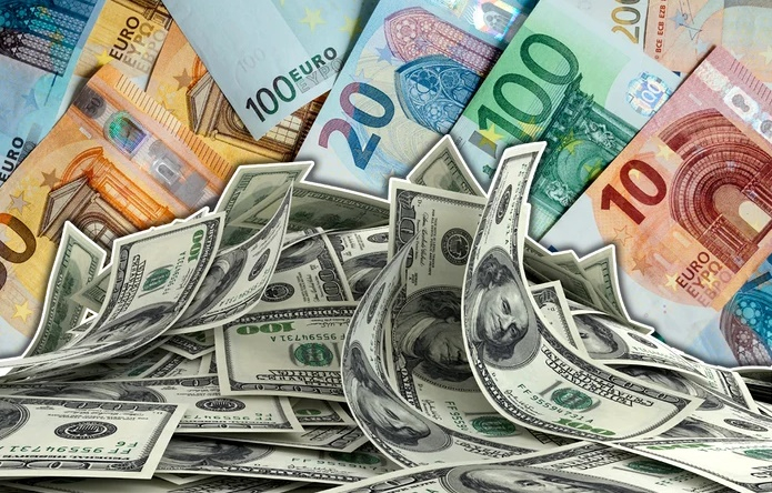 Euro a urcat la 0,3 bani de maximul istoric