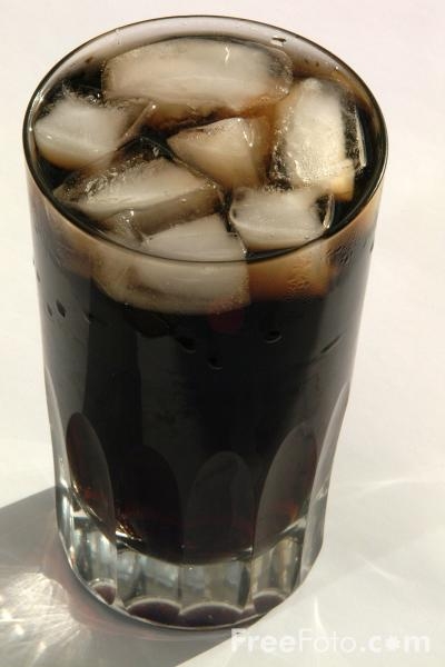 Cât trebuie să alergi pentru a consuma caloriile pe care le conţine un pahar de Coca-Cola
